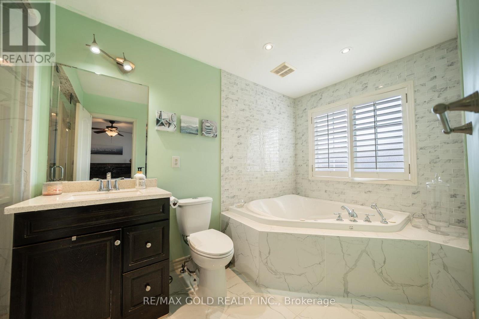 19 SPRING VALLEY COURT - 21