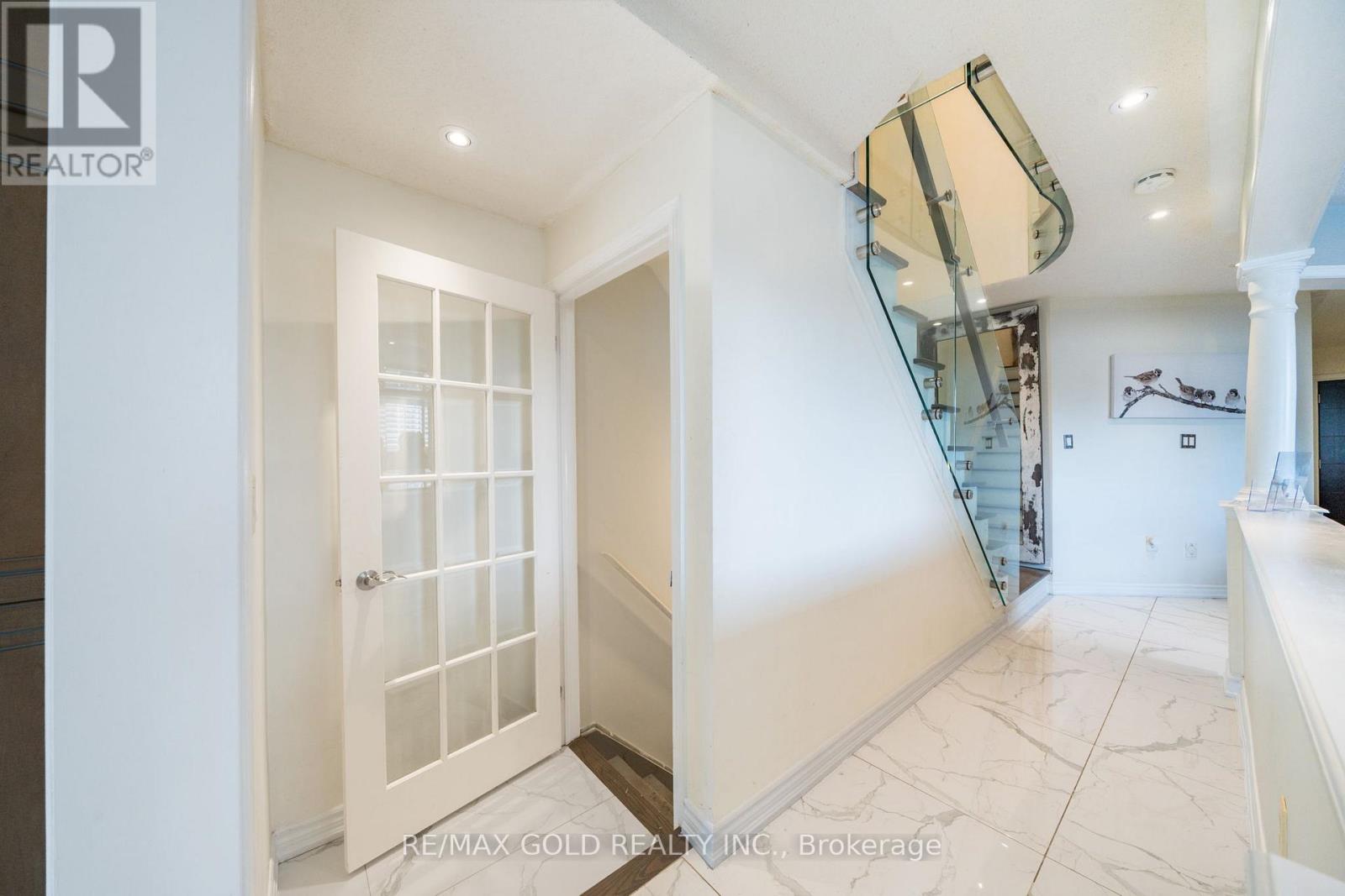 19 SPRING VALLEY COURT - 30