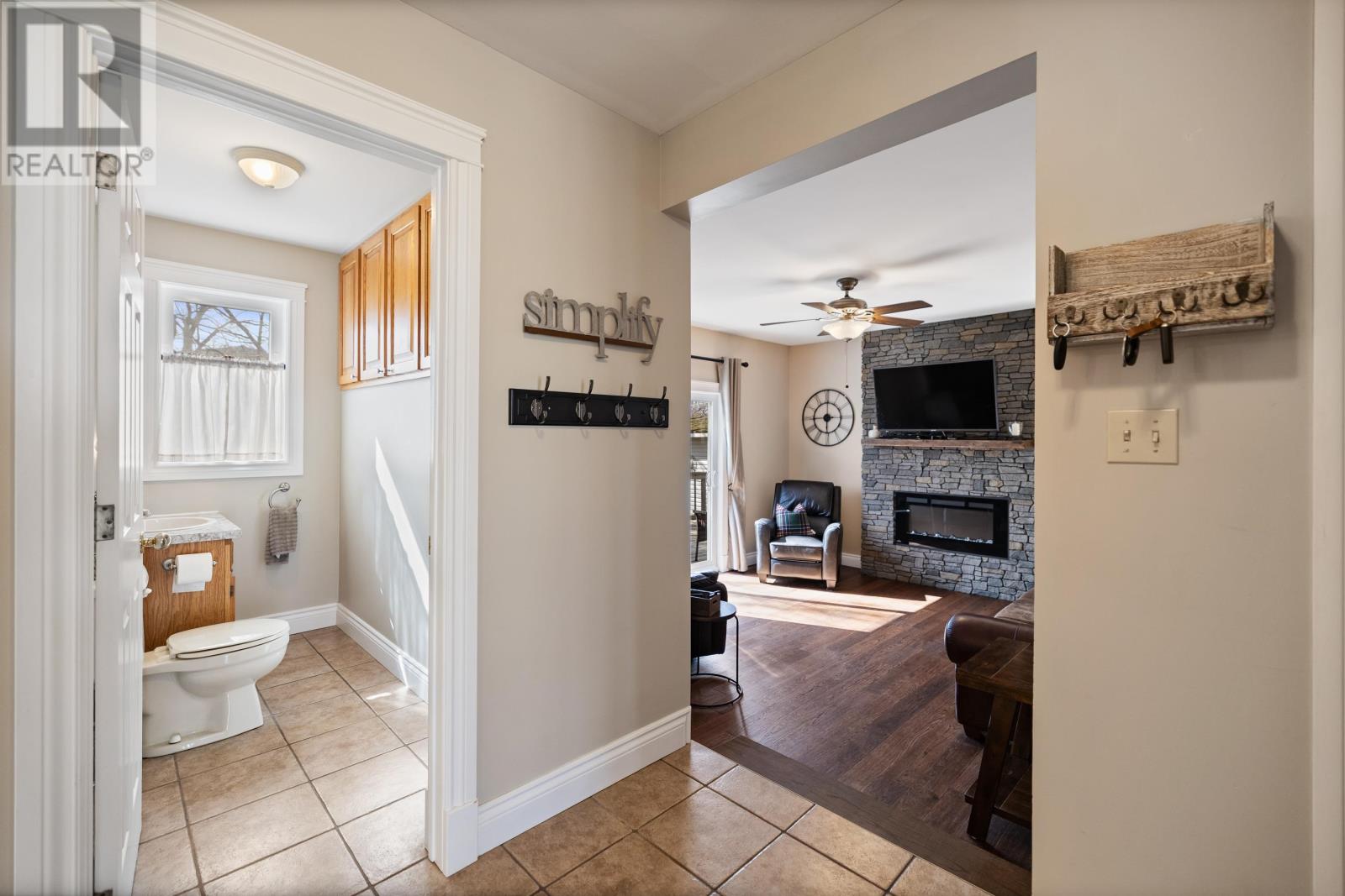 8 MacMillan Crescent - 21