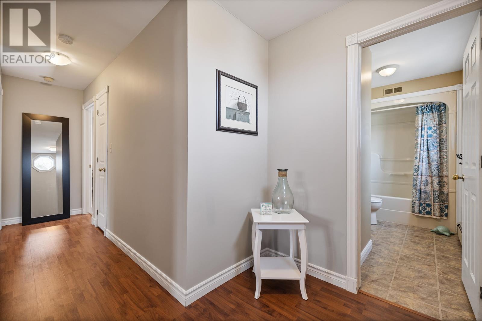 8 MacMillan Crescent - 28