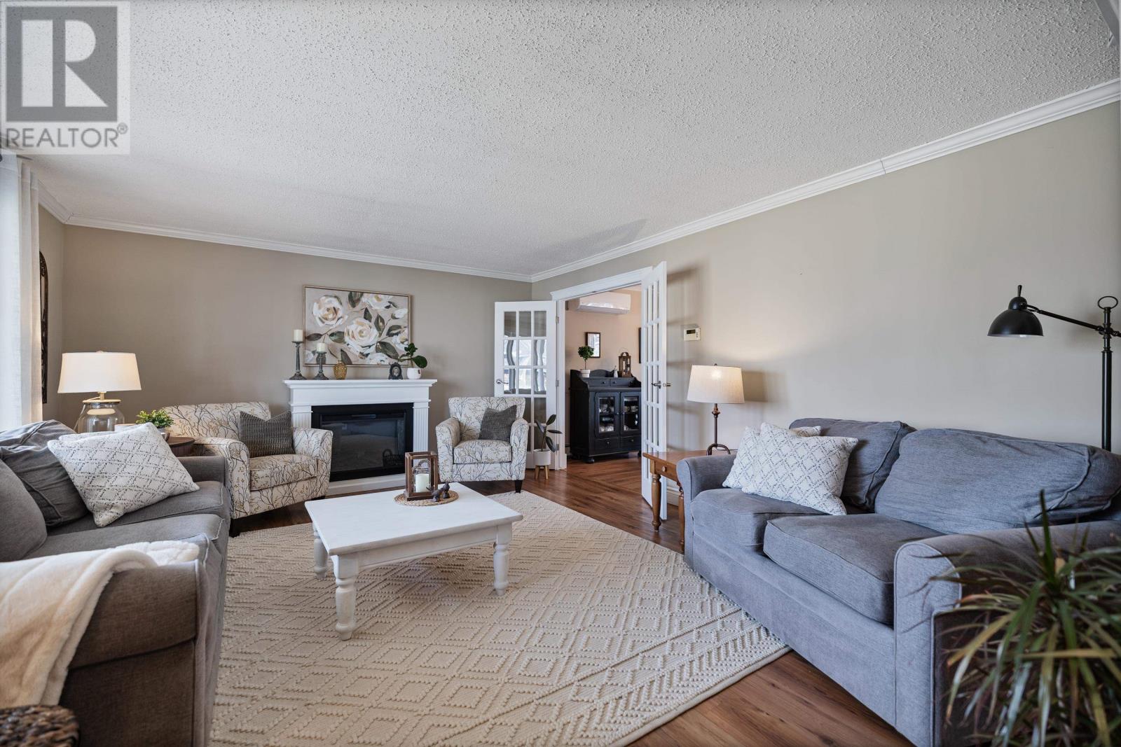 8 MacMillan Crescent - 8