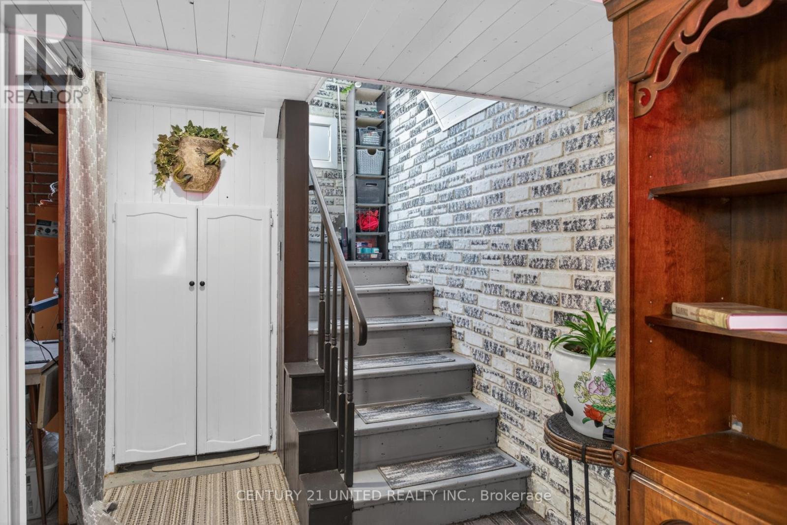 17 MARGARET STREET N - 22