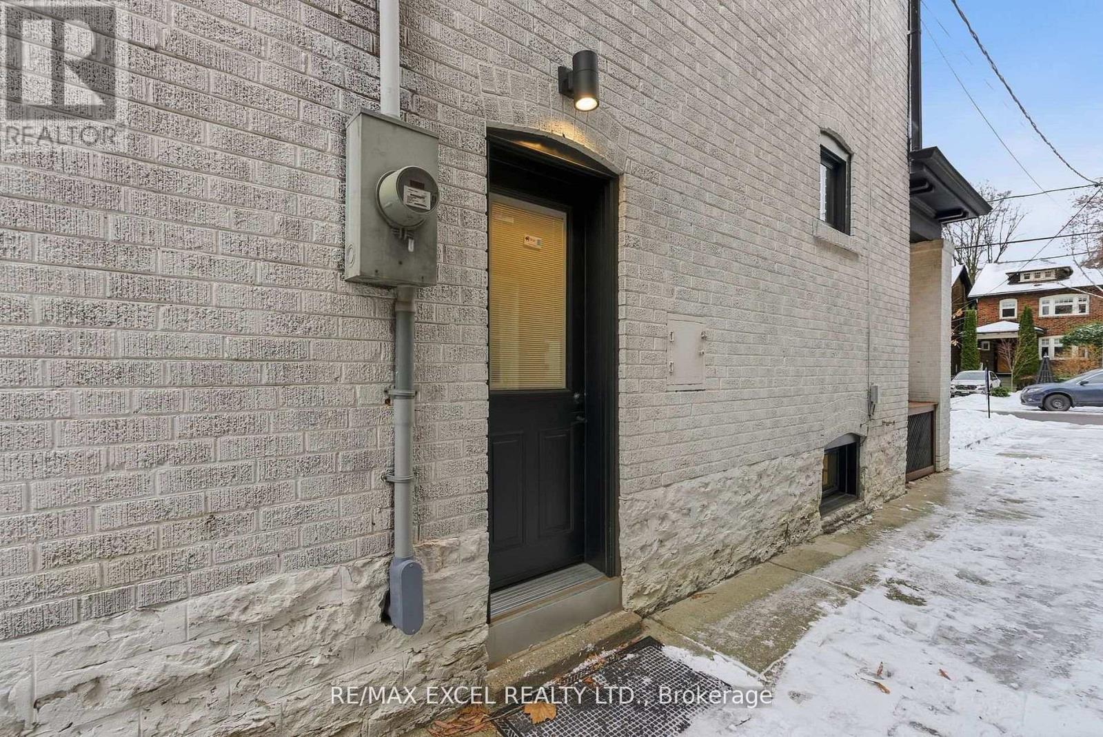 34 RAYMOND AVENUE - 33