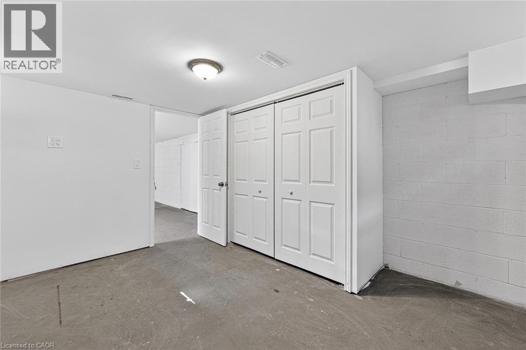 269 ROBINSON Street - 40
