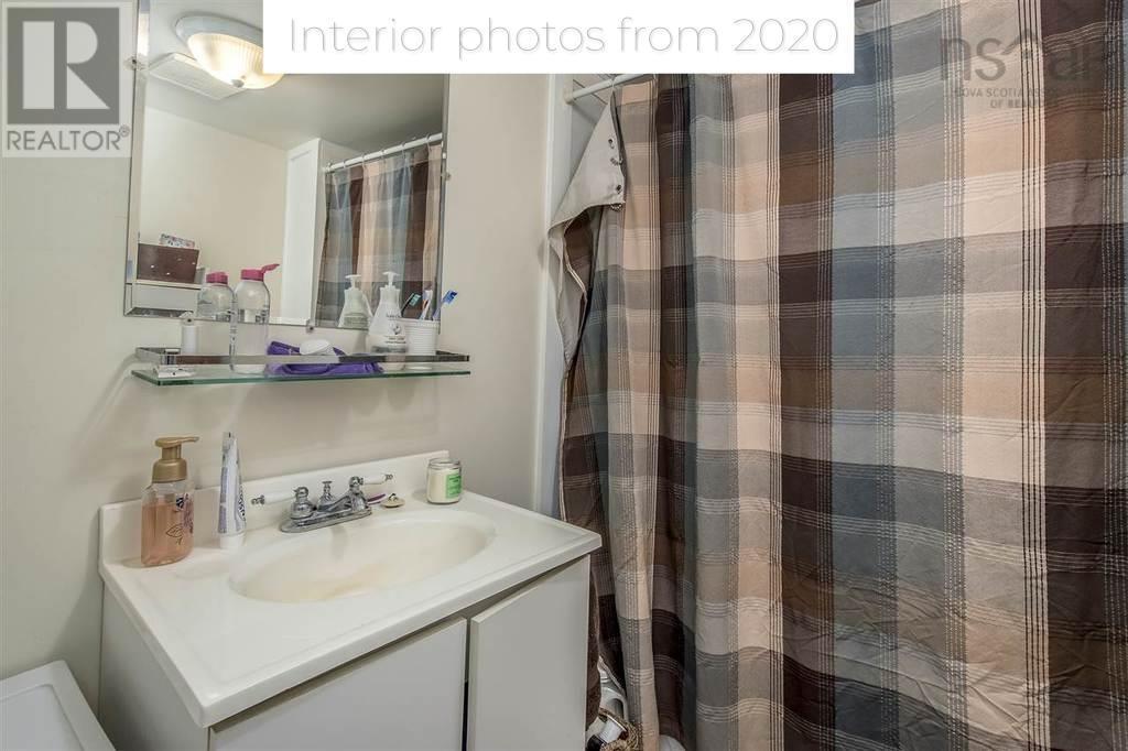 Property 25 of 27 of 828 Clarence Road