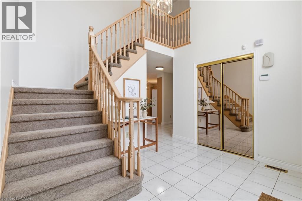 12 SUMNER Crescent, Grimsby, Ontario, L3M5E2 — Photo 5