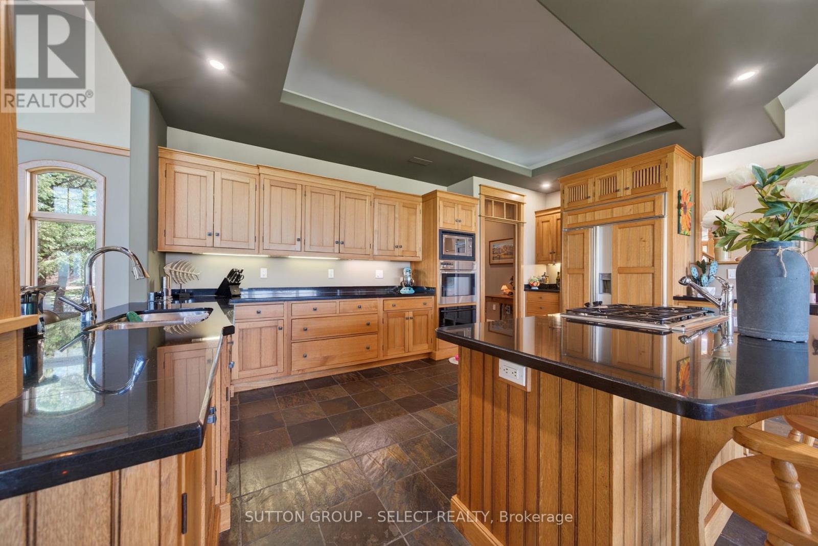 4544 LAKESHORE ROAD - 10