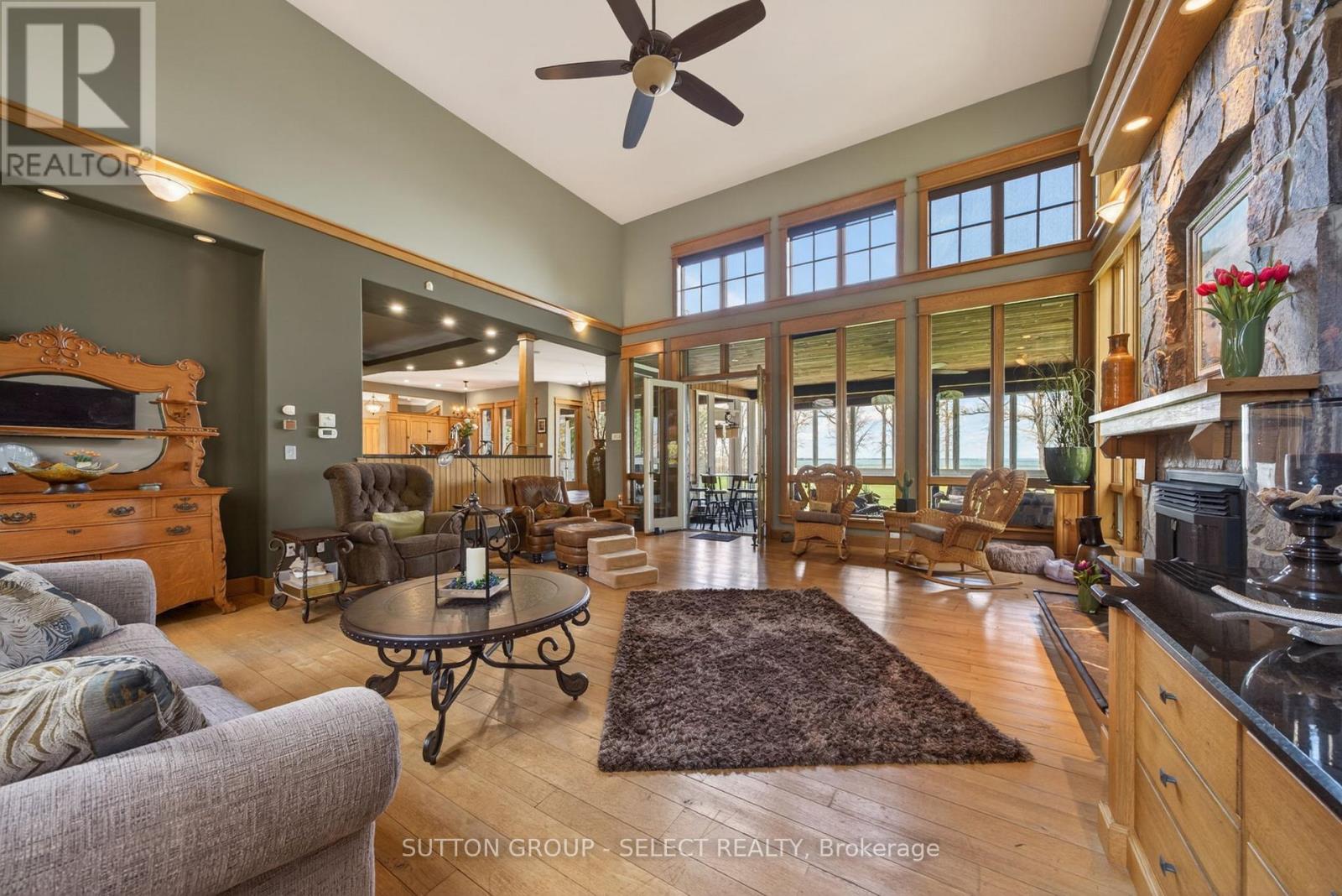 4544 LAKESHORE ROAD - 12