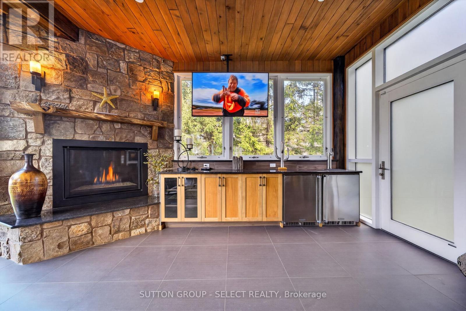 4544 LAKESHORE ROAD - 15