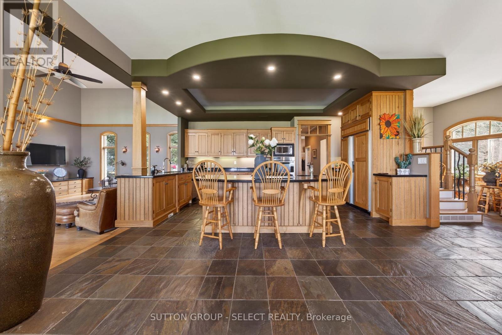 4544 LAKESHORE ROAD - 7