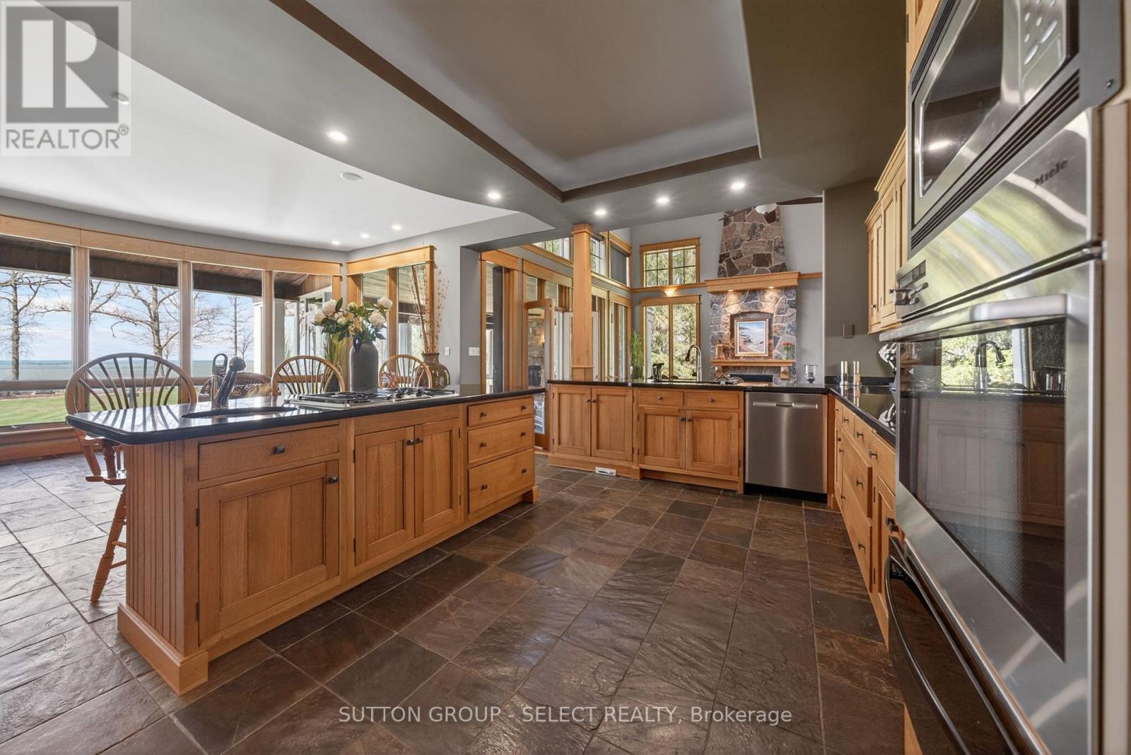 4544 LAKESHORE ROAD - 8