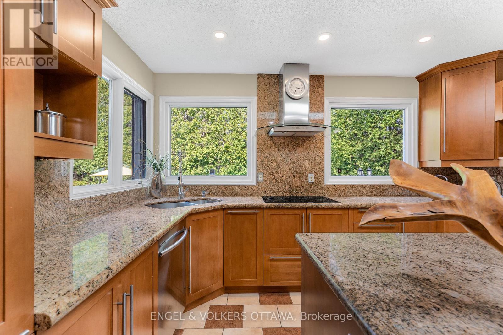 21 TIFFANY CRESCENT - 16