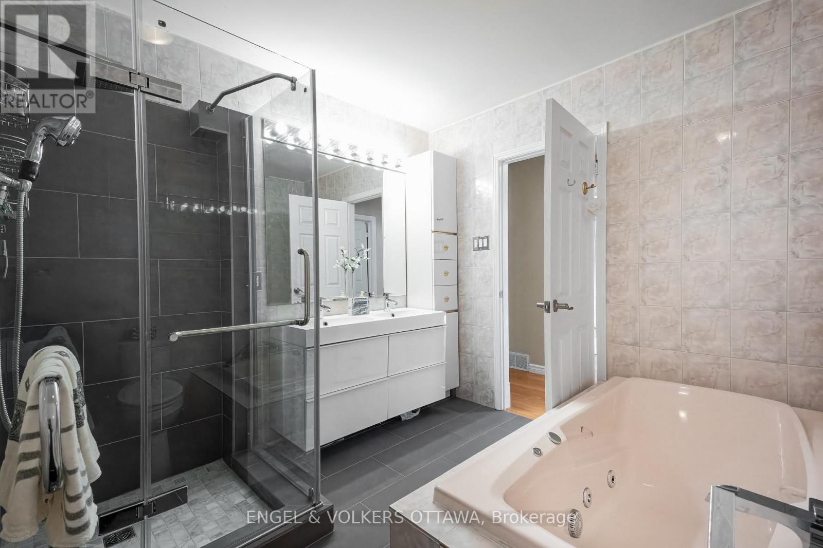 21 TIFFANY CRESCENT - 31