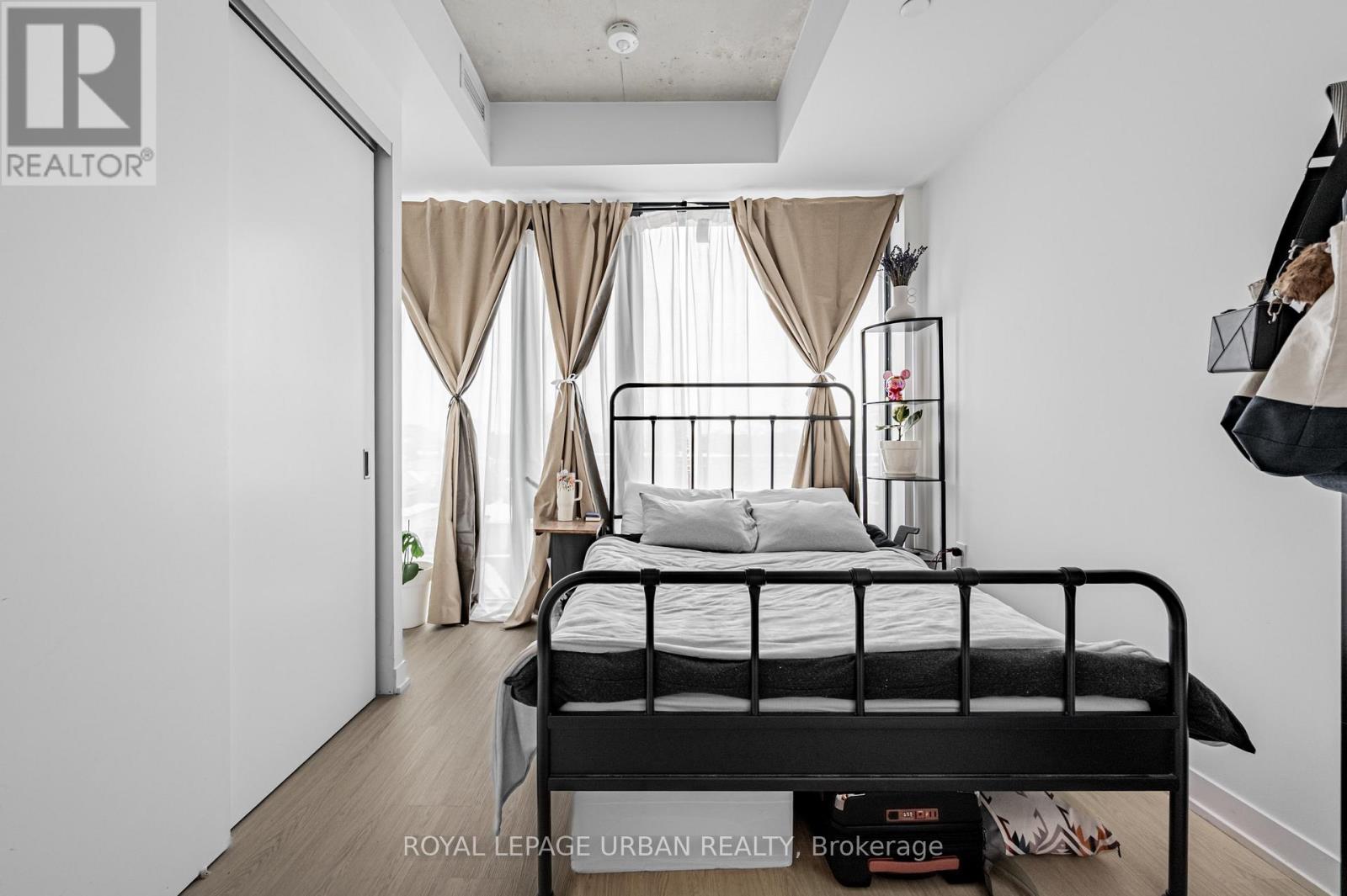 #521 195 MCCAUL STREET - 17