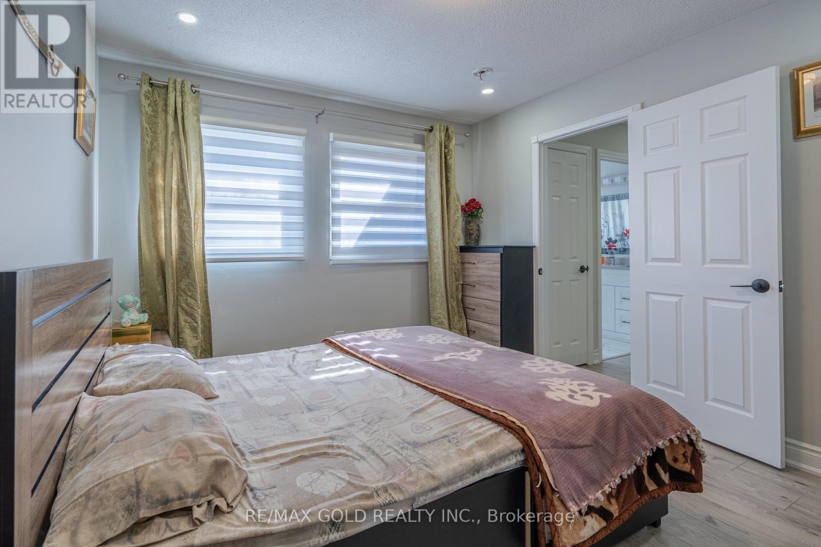103 LORD SIMCOE DRIVE - 28