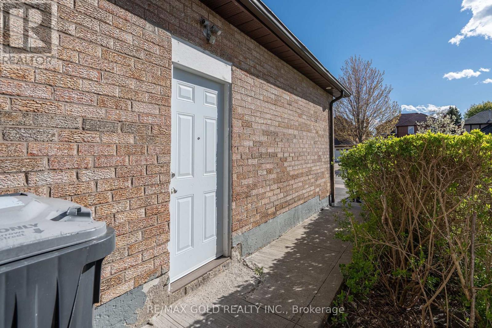 103 LORD SIMCOE DRIVE - 43