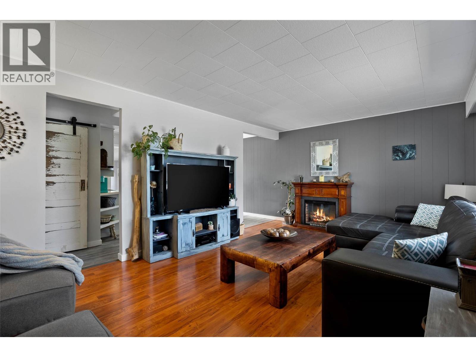957 Pine Street - 6