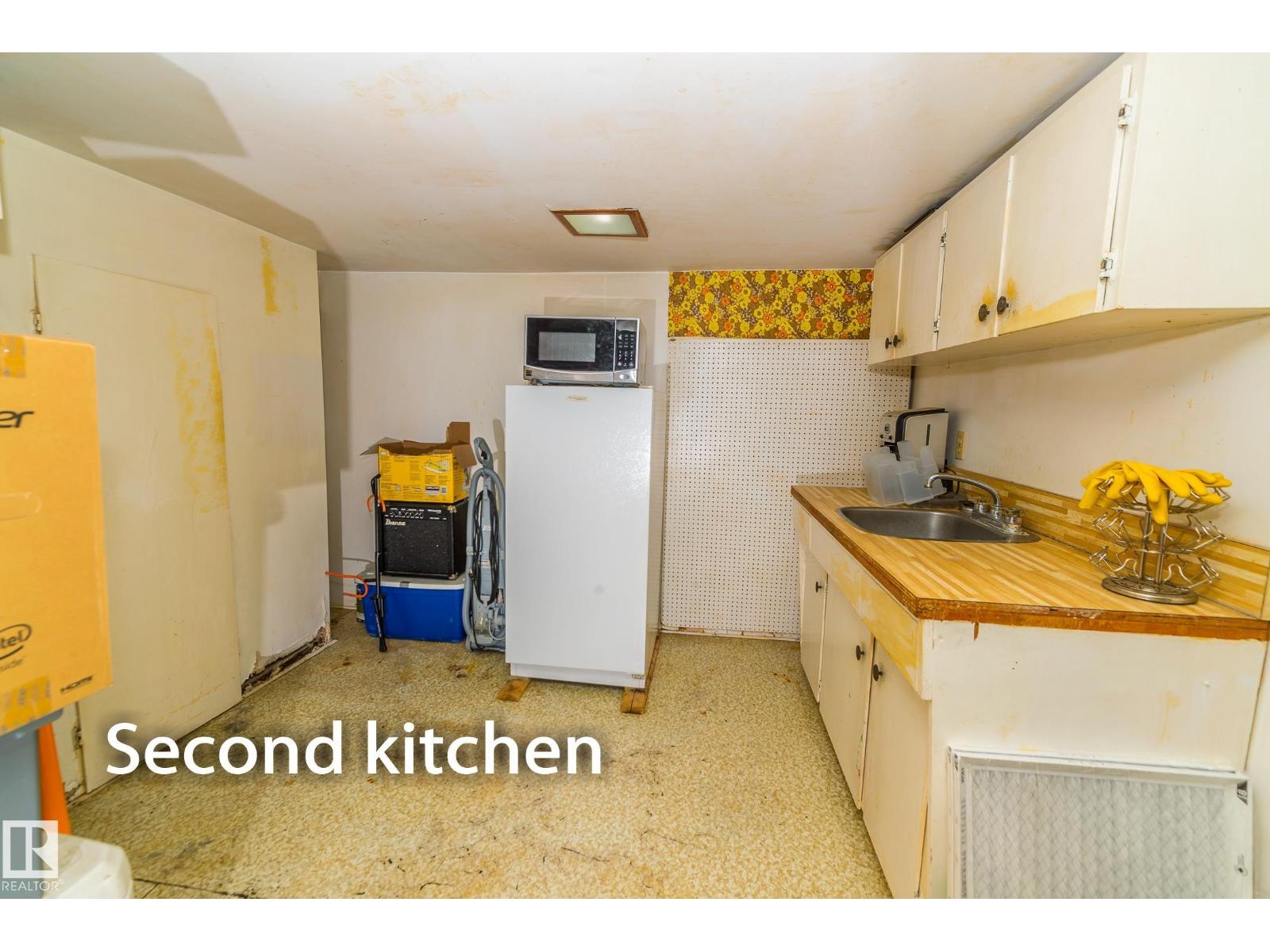 10512 55 AV NW - 16