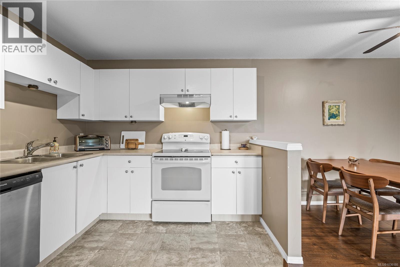 #302 690 Third St - 9
