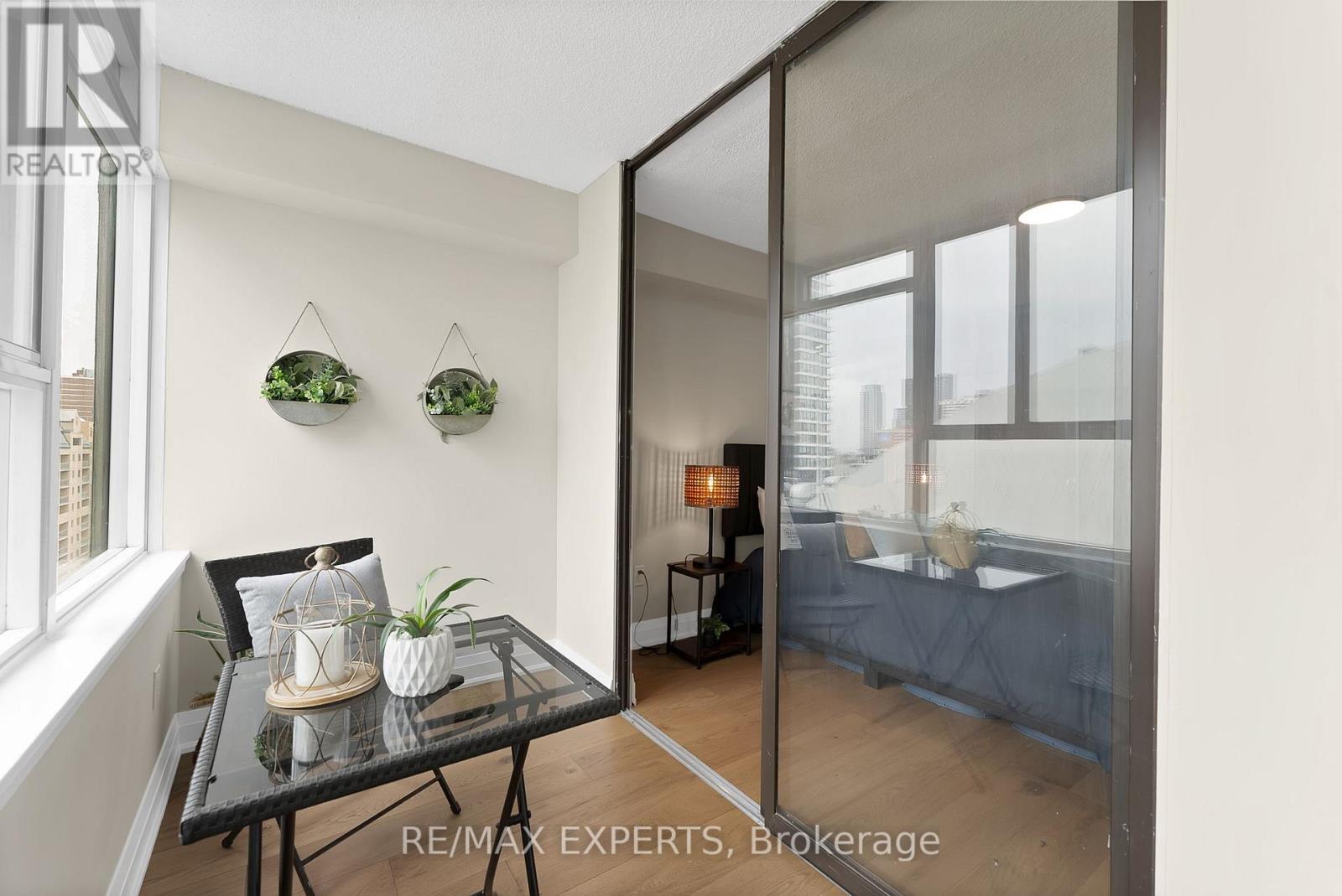#1114 45 CARLTON STREET - 23