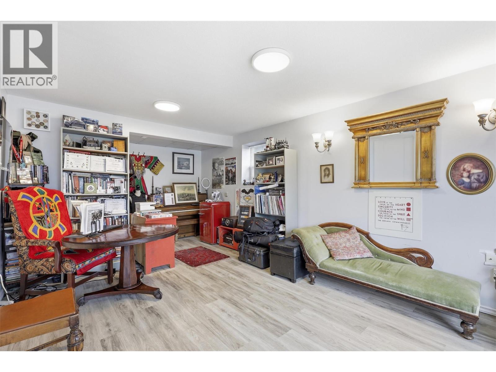 133 ROBSON Drive - 32