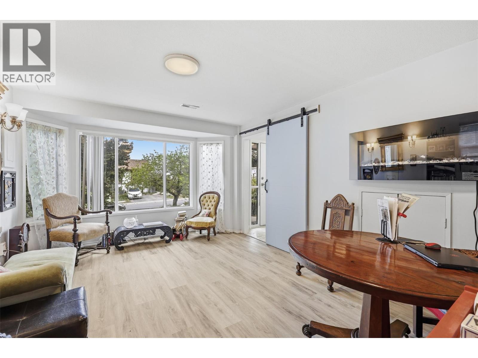 133 ROBSON Drive - 33