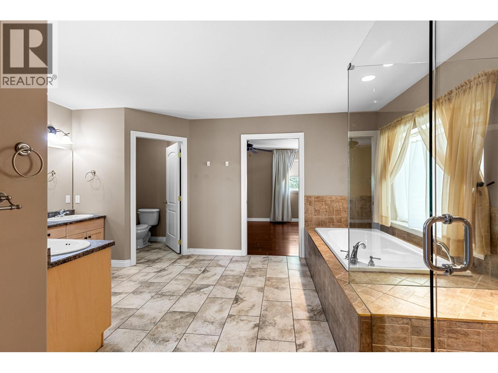 5360 Connaly Lane, Kelowna