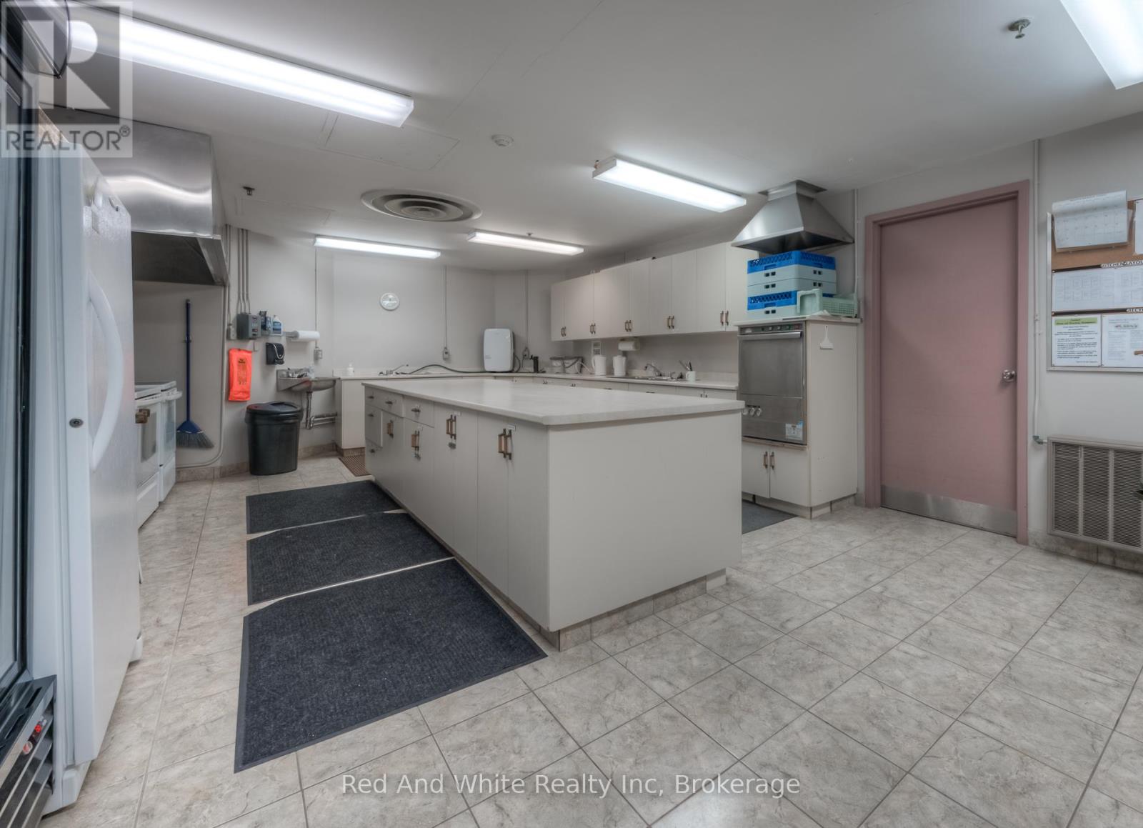 #802 1414 KING STREET E - 40