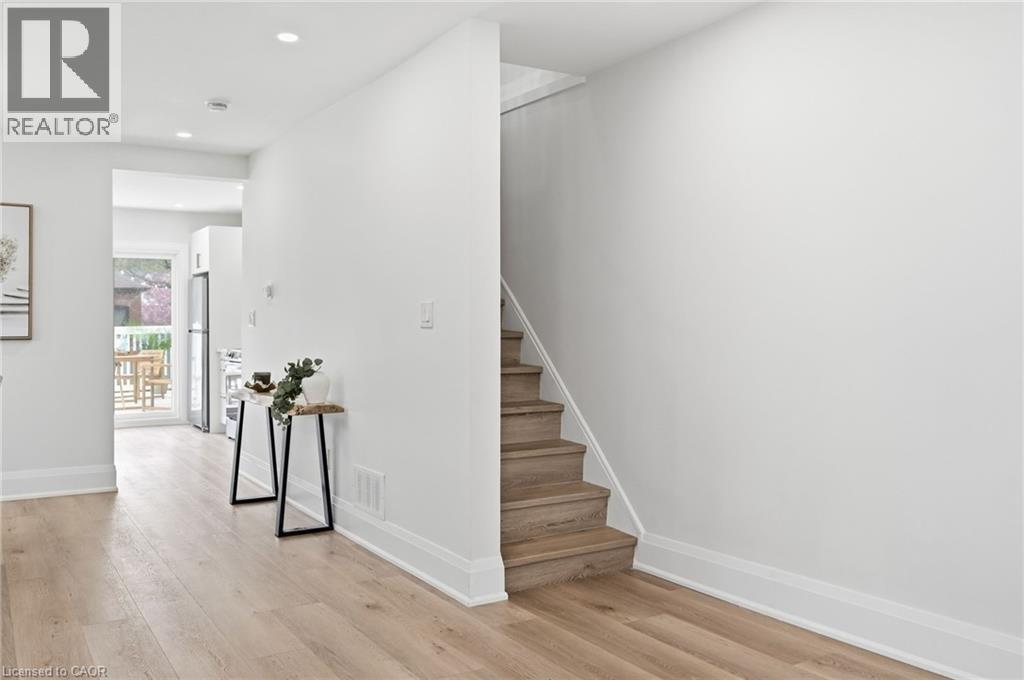 205 LOCKE Street N - 18