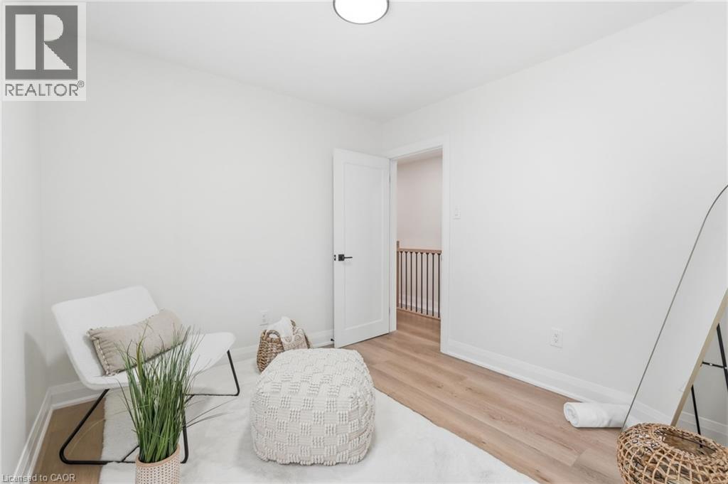 205 LOCKE Street N - 24