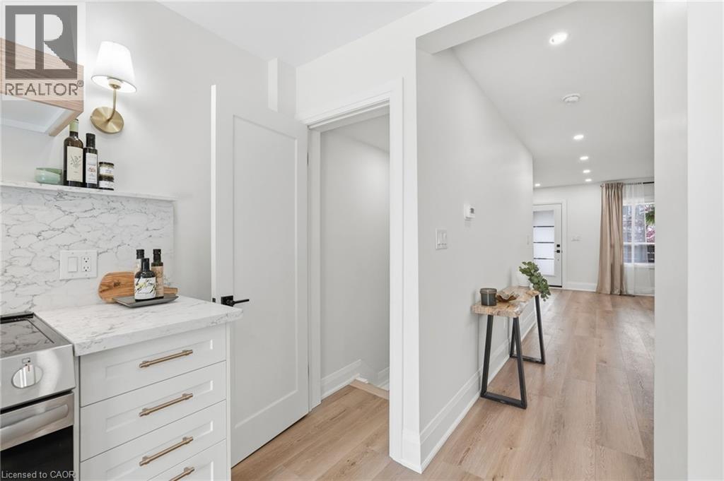 205 LOCKE Street N - 29