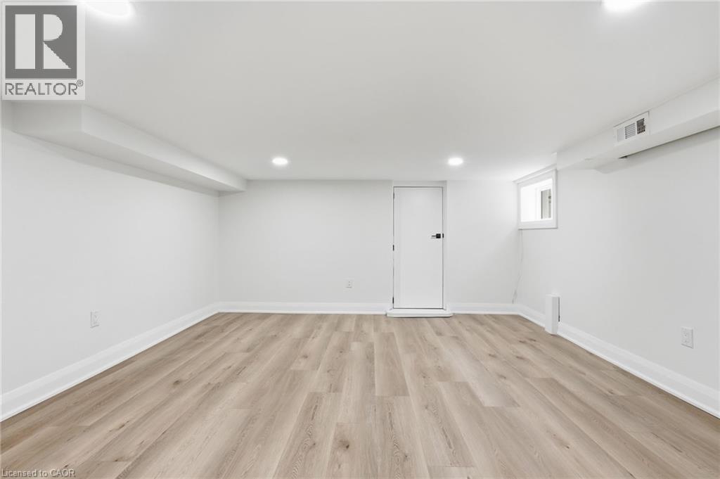205 LOCKE Street N - 31