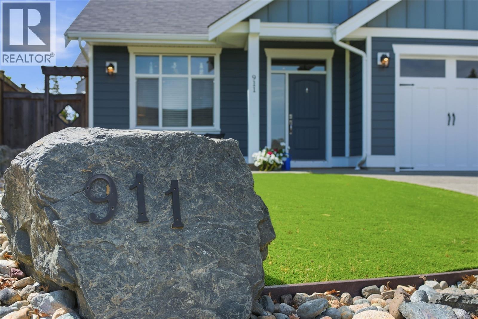 911 Parkside Cres - Image 3