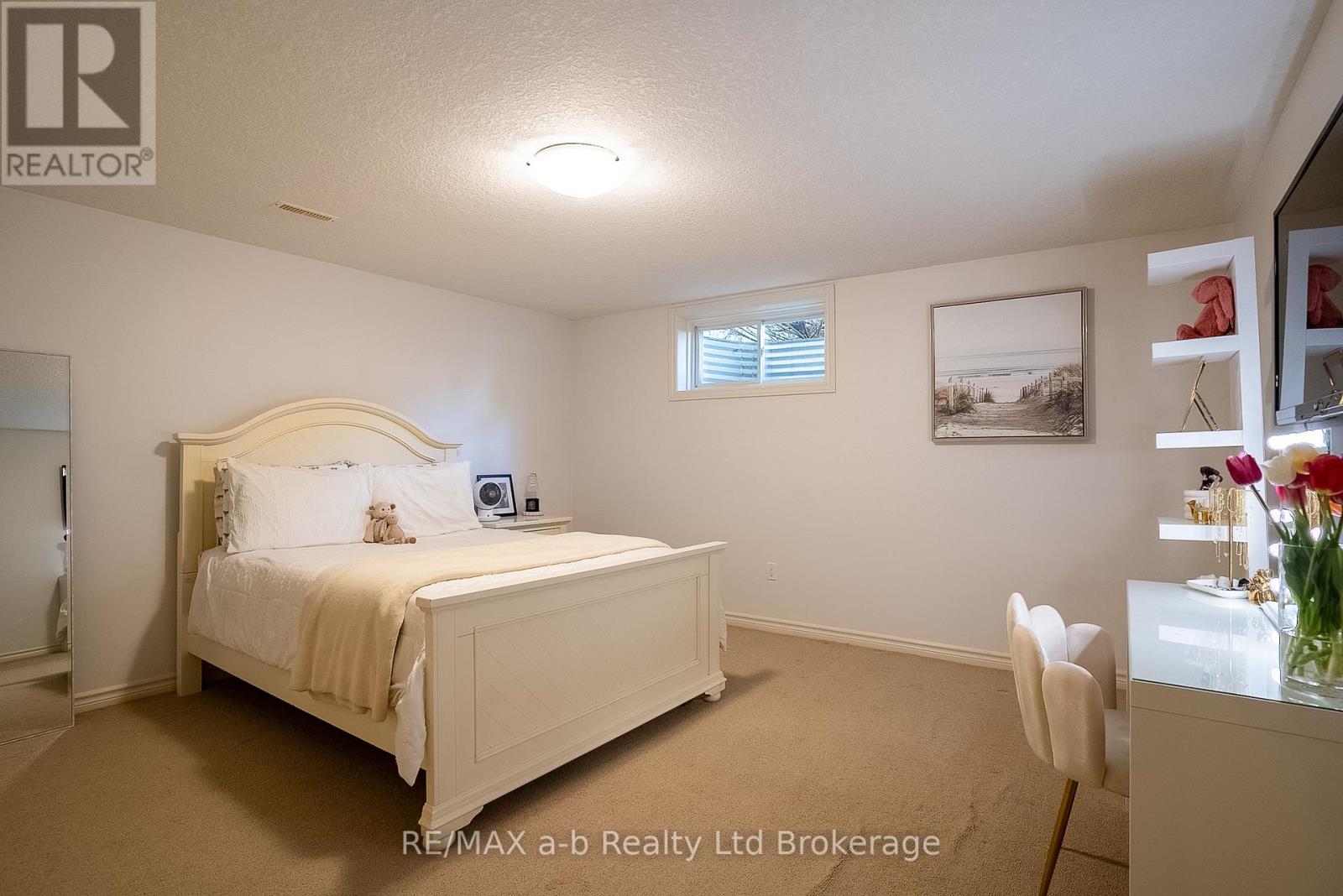 4 OTTERVIEW DRIVE - 28