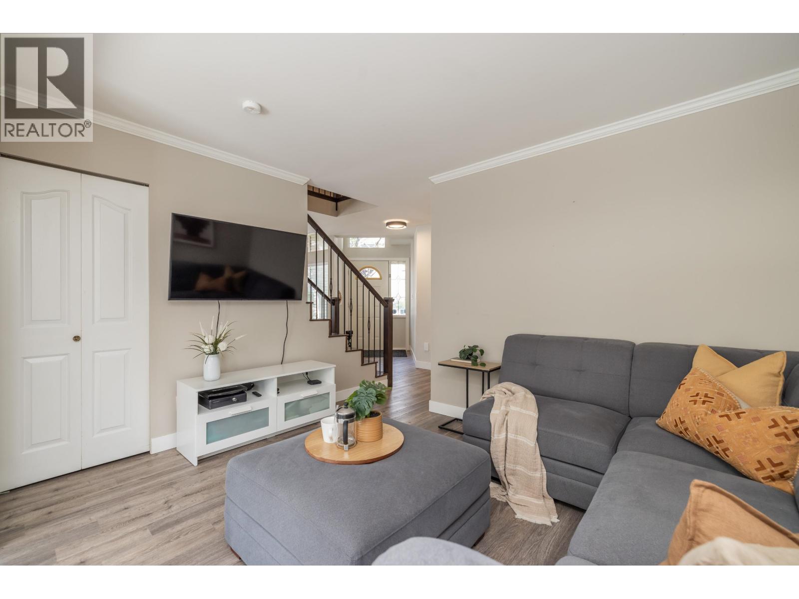 863 ROCHE POINT DRIVE — photo 2