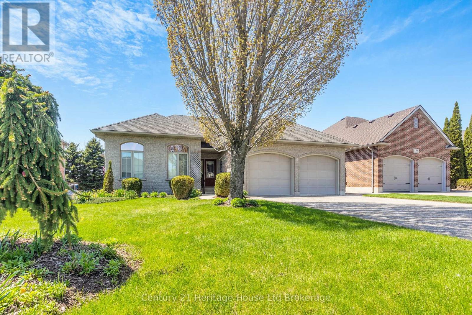 7 LYNDALE ROAD - 32