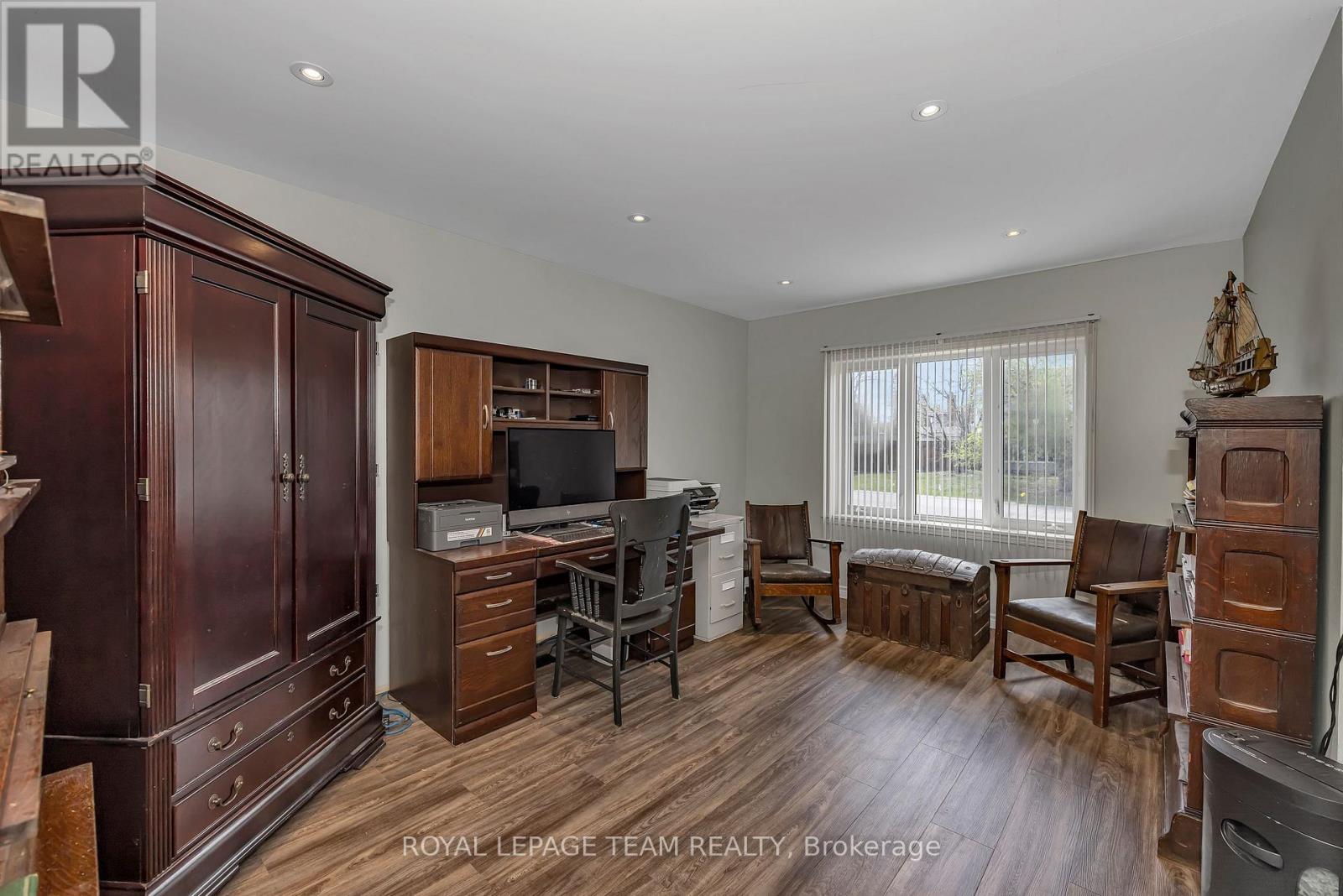 73 SOUTHPARK DRIVE - 19