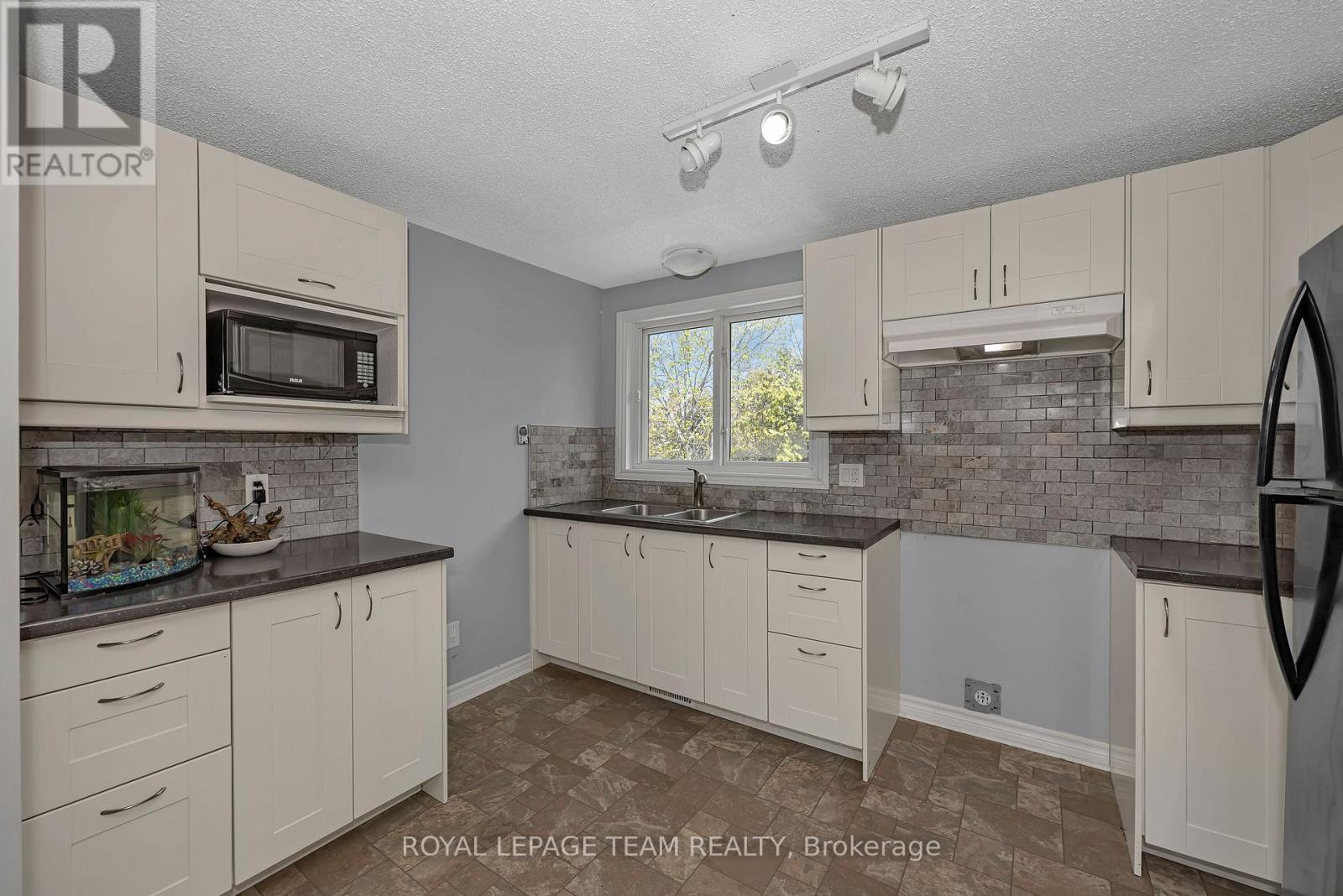 73 SOUTHPARK DRIVE - 25