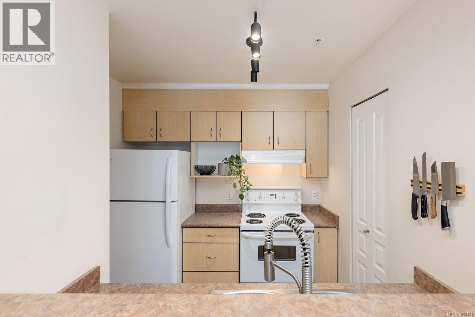 402 1015 Johnson Street, Victoria