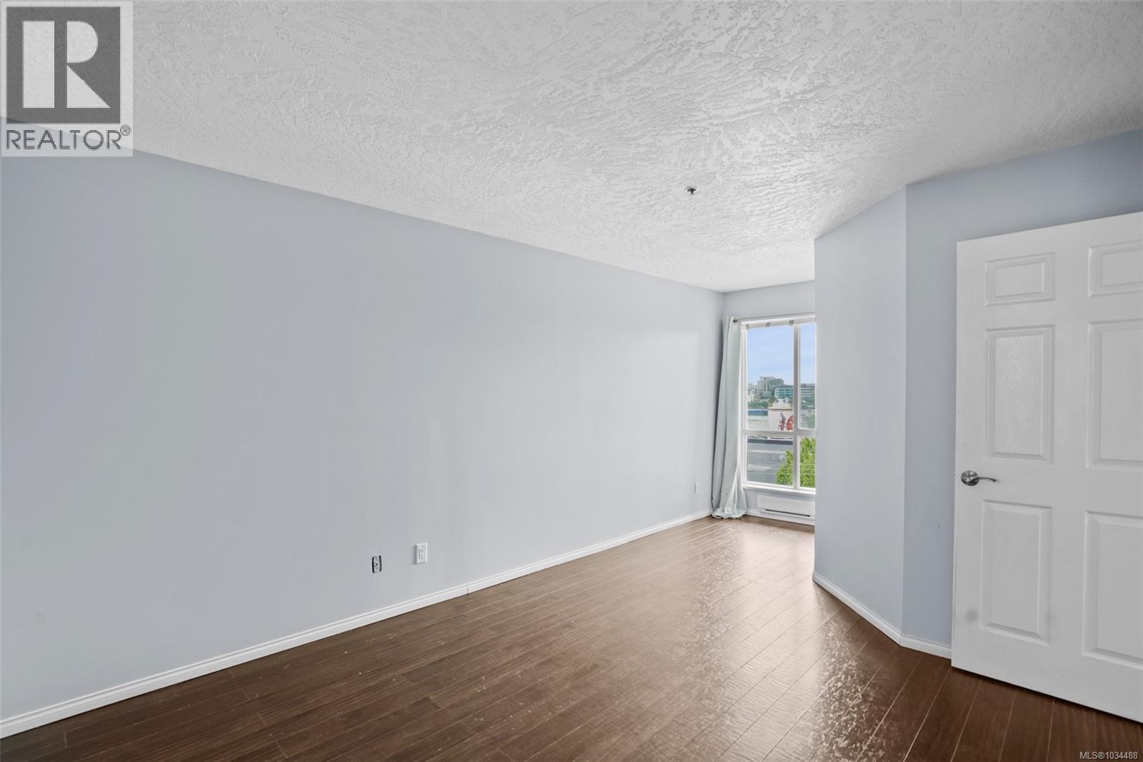 #408 649 Bay St - 13