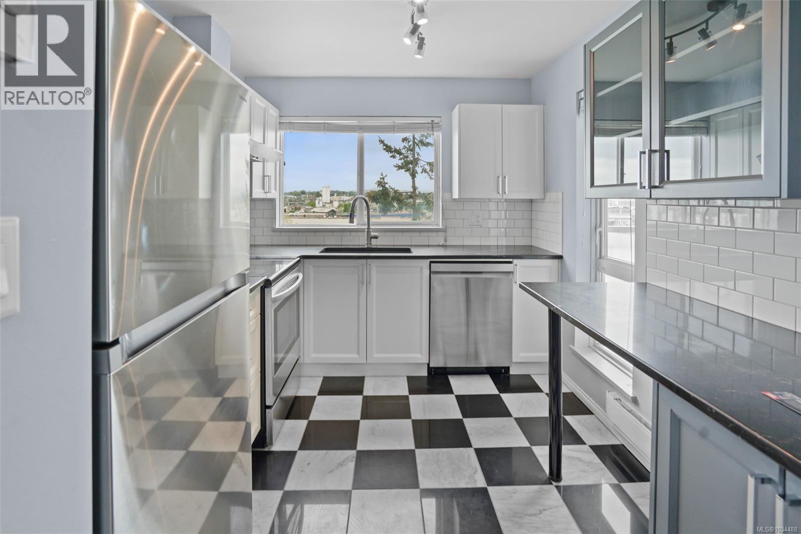 #408 649 Bay St - 21