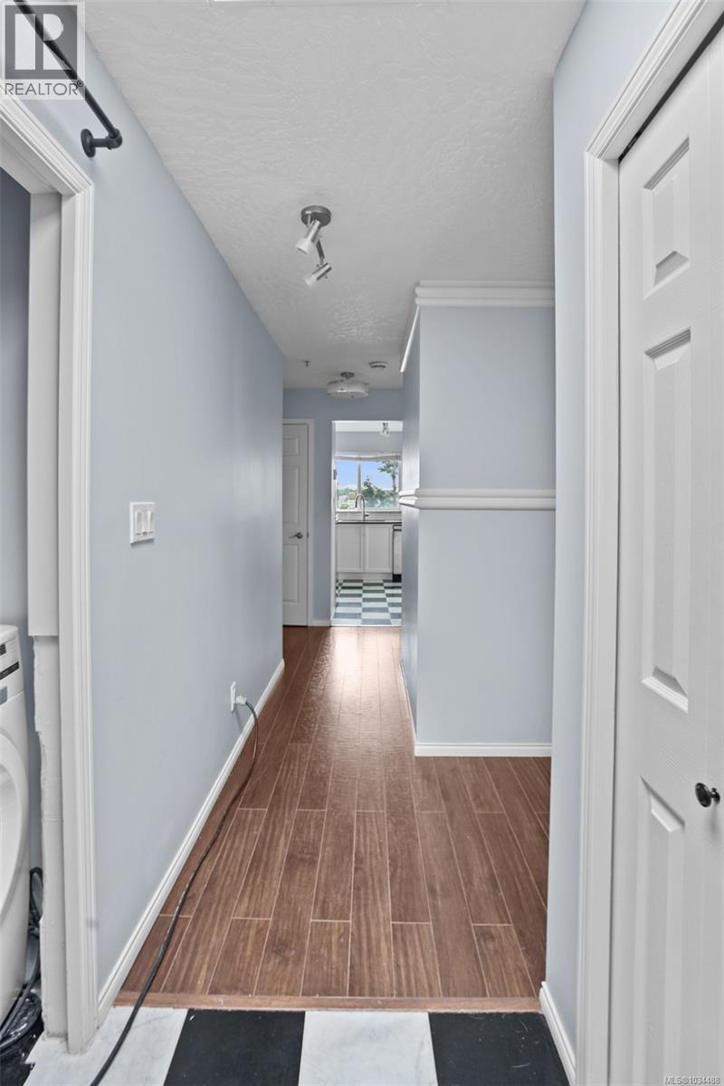#408 649 Bay St - 6