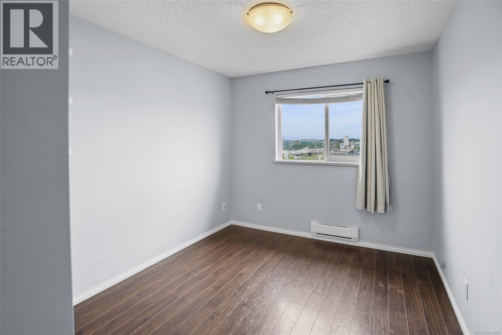 #408 649 Bay St - 9