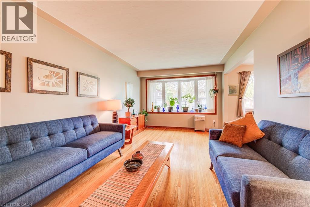 18 QUEENSTON Crescent, Kitchener, Ontario, N2B2V5 — Photo 2