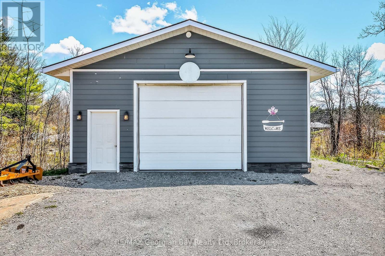 1432 HONEY HARBOUR ROAD - 38