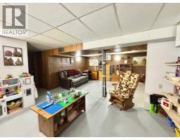 Family room - 611 4 Avenue, Fox Creek, AB T0H1P0 Photo 9