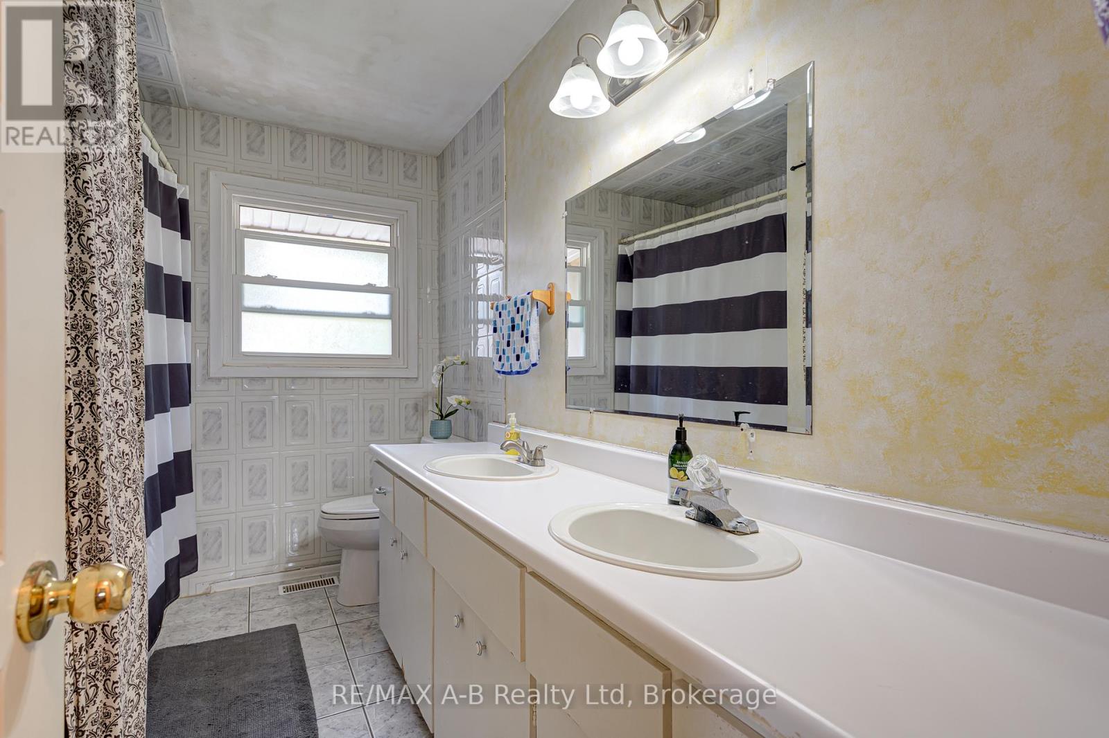 1241 - 1247 COLBORNE STREET W - 12