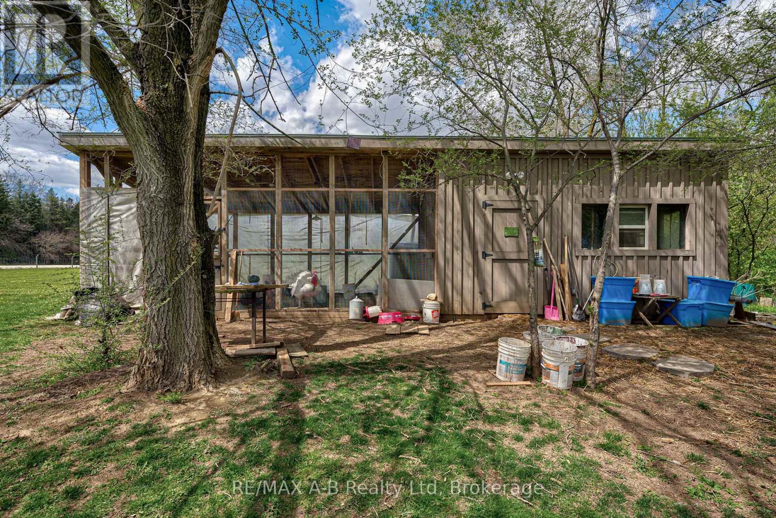 1241 - 1247 COLBORNE STREET W - 39