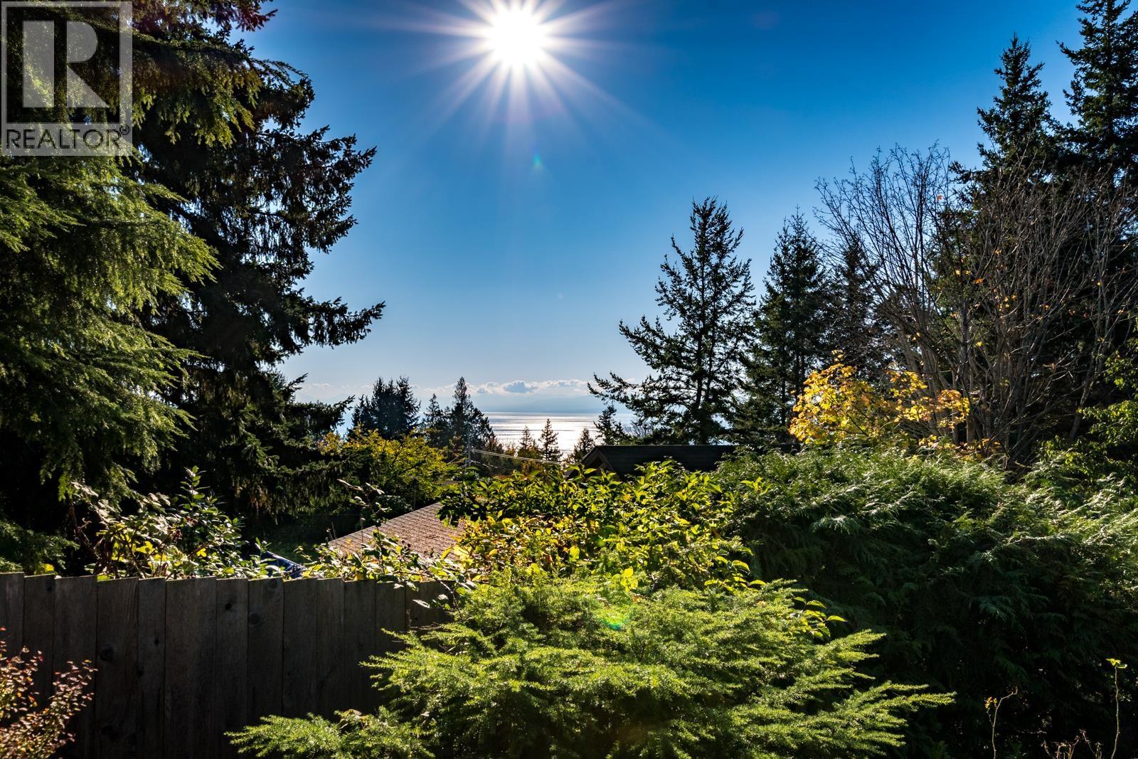 5201 HAVIES ROAD, Sechelt
