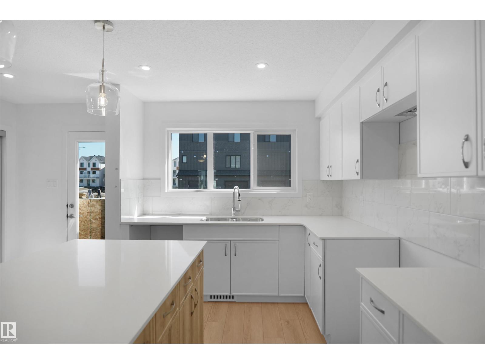 19445 22 AV NW - 10